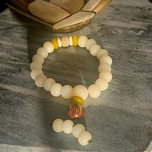 / white jade bodhi lotus prayer bead bracelet